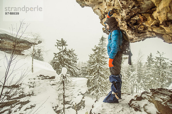 Felsbrocken stehend Europäer Schnee Anordnung wandern