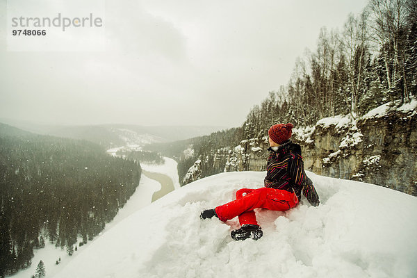 sitzend Europäer Schnee Berggipfel Gipfel Spitze Spitzen wandern