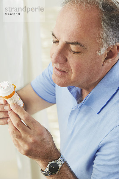 ärztliches Rezept arztliche Rezepte Mann Gesundheitspflege Hispanier Flasche vorlesen