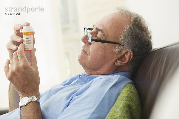 ärztliches Rezept arztliche Rezepte Mann Gesundheitspflege Hispanier Flasche vorlesen