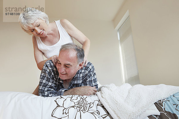 Frau geben Massage Bett alt Ehemann