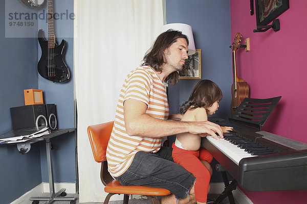 Menschlicher Vater Klavier Tochter spielen