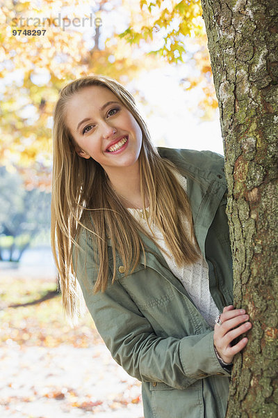 hinter Europäer Frau aufspüren Baum nachsehen