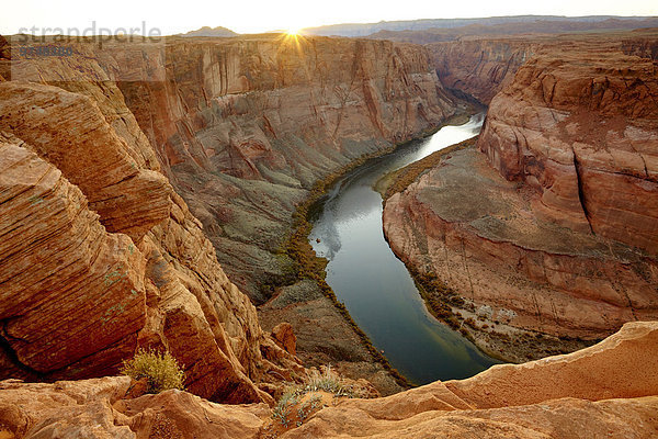 Felsbrocken Biegung Biegungen Kurve Kurven gewölbt Bogen gebogen Vereinigte Staaten von Amerika USA Landschaft Ehrfurcht Wüste Anordnung Fluss Arizona Page