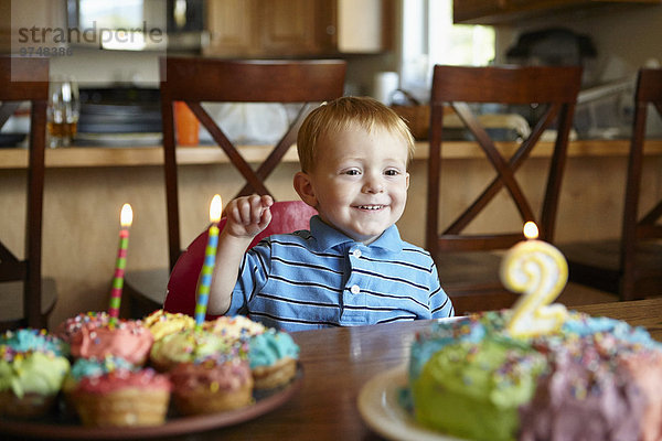 Europäer Junge - Person Bewunderung Geburtstag Kuchen