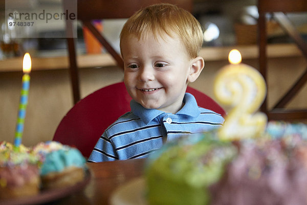 Europäer Junge - Person Bewunderung Geburtstag Kuchen cupcake