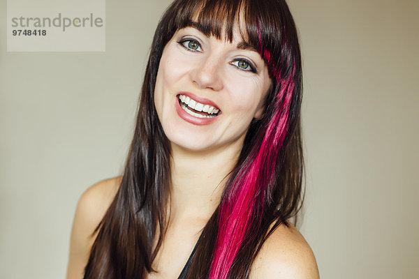 Europäer Frau lächeln pink Färbemittel Haar