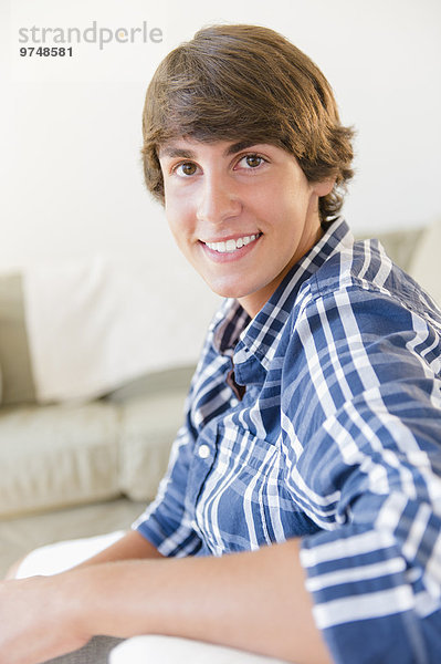 Jugendlicher Europäer lächeln Junge - Person Zimmer Wohnzimmer