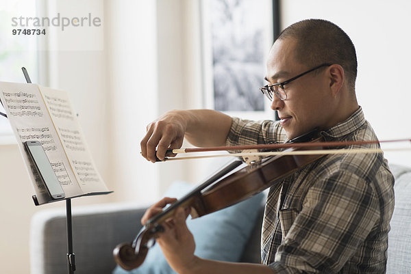 Zimmer Musiker südkoreanisch Wohnzimmer spielen Geige