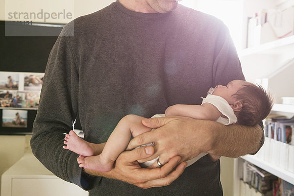 Neugeborenes neugeboren Neugeborene Menschlicher Vater halten Schlafzimmer Baby