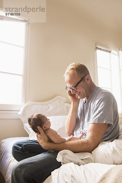 Handy sprechen Menschlicher Vater halten Bett Baby