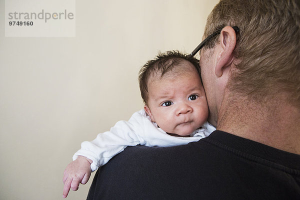 Menschlicher Vater halten Close-up mischen Baby Mixed