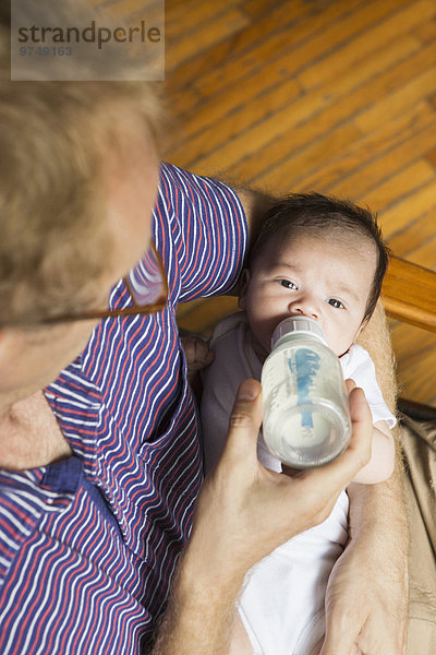 hoch oben Menschlicher Vater Ansicht Flachwinkelansicht Winkel Baby Flasche füttern