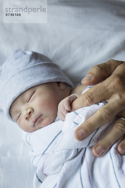 Neugeborenes neugeboren Neugeborene Menschlicher Vater halten Close-up Baby