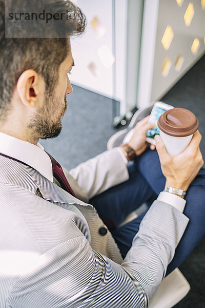 Handy benutzen Europäer Geschäftsmann trinken Kaffee