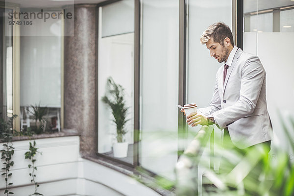 Handy benutzen Europäer Geschäftsmann Balkon Büro