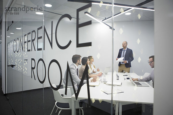 Europäer sprechen Mensch Büro Menschen Geschäftsbesprechung Besuch Treffen trifft Business