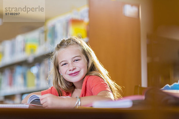 Europäer Schreibtisch lächeln Bibliotheksgebäude Student