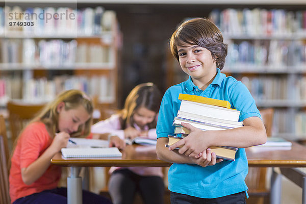 tragen Buch Bibliotheksgebäude Student Stapel