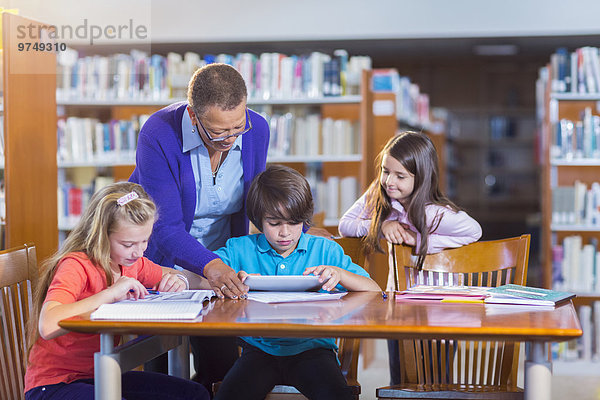 benutzen Hilfe Lehrer Bibliotheksgebäude Student Tablet PC