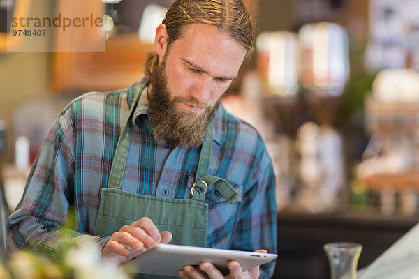 benutzen Europäer Cafe Tablet PC