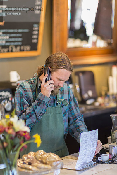 Europäer Klemmbrett Telefon Cafe vorlesen