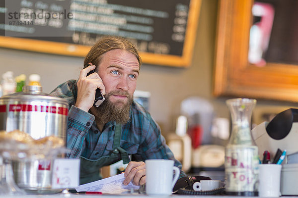 benutzen Europäer Telefon Cafe