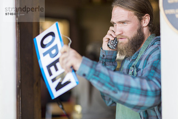 Europäer Fenster offen Telefon hängen Zeichen Cafe Signal