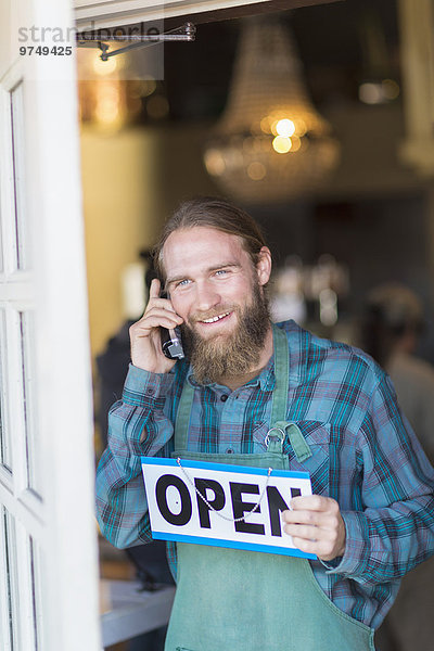 Europäer Fenster offen Telefon hängen Zeichen Cafe Signal