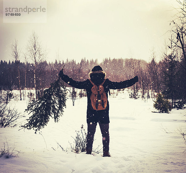 Europäer Mann tragen Baum Schnee Feld