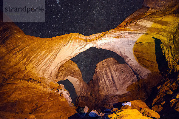 Nationalpark Felsbrocken beleuchtet Vereinigte Staaten von Amerika USA Nacht Brücke Moab Utah