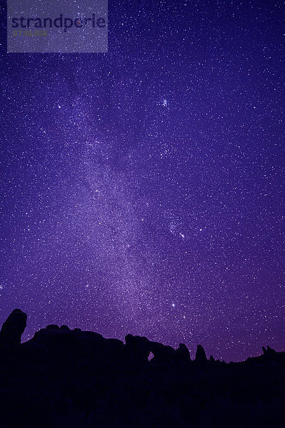 Felsbrocken sternförmig Nacht Silhouette Himmel unterhalb Anordnung