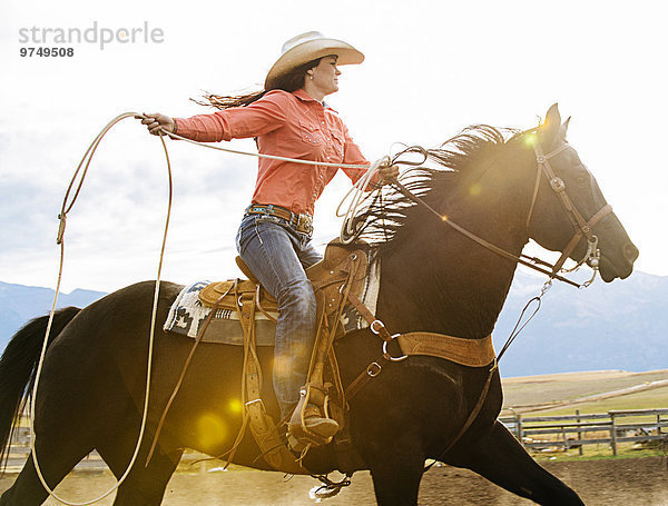 Europäer Frau werfen Lasso Rodeo