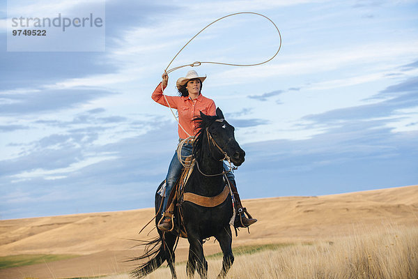 Europäer Frau werfen Feld Wiese Lasso