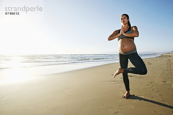 Frau Strand Hispanier üben Schwangerschaft Yoga