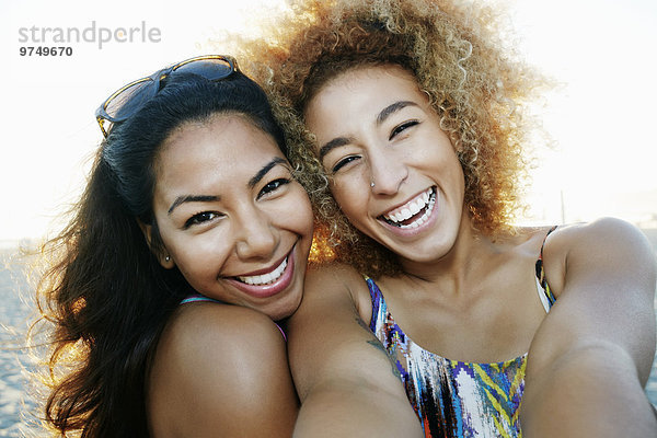Außenaufnahme Zusammenhalt Frau nehmen lächeln Hispanier freie Natur