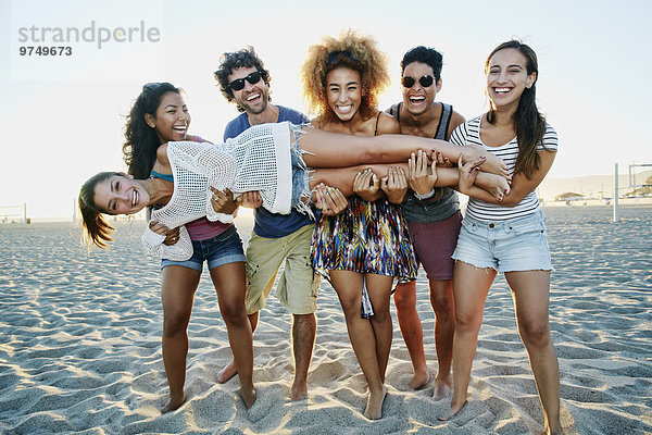 Zusammenhalt Pose Freundschaft lächeln Strand