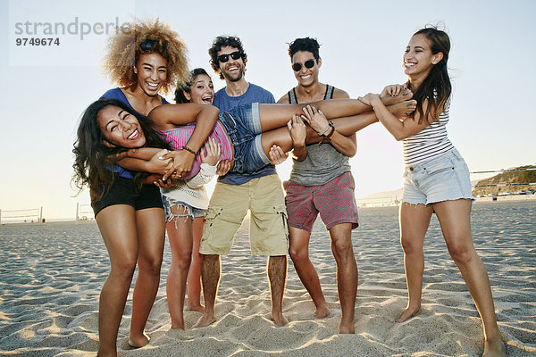 Zusammenhalt Pose Freundschaft lächeln Strand