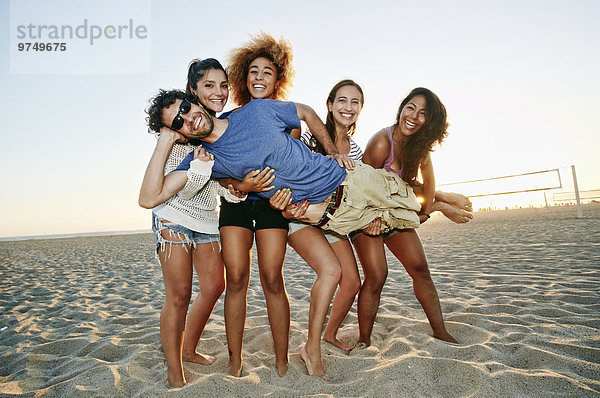 Zusammenhalt Pose Freundschaft lächeln Strand