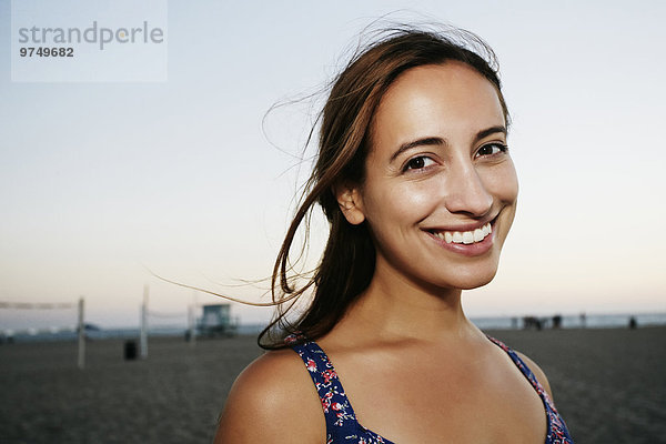 Frau lächeln Strand Hispanier