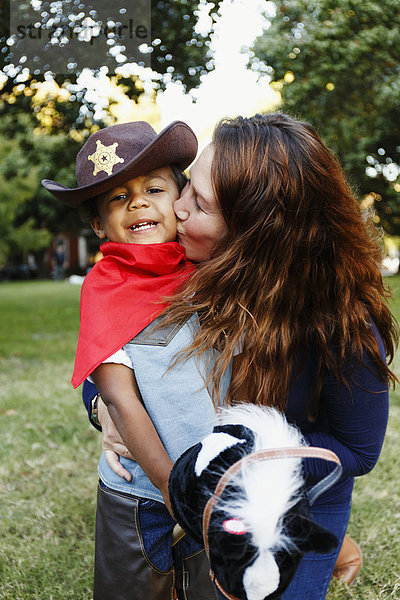 Sohn küssen Kleidung Mutter - Mensch Cowboy Halloween