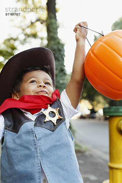 Junge - Person halten Kleidung mischen Langeweile Kürbis Cowboy Halloween Mixed