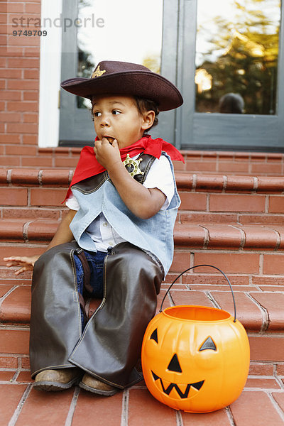 Junge - Person Kleidung mischen Süßigkeit essen essend isst Cowboy Halloween Mixed