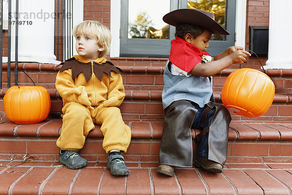 sitzend Junge - Person frontal Kunststück Kostüm - Faschingskostüm Halloween