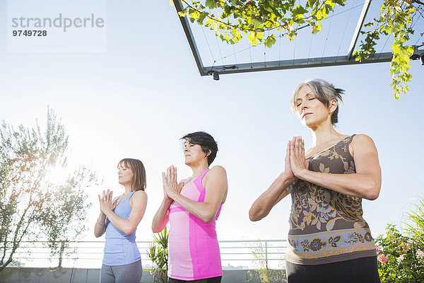 Dach Städtisches Motiv Städtische Motive Straßenszene Zusammenhalt Frau üben Yoga