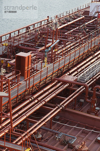 Öltanker hoch oben Schiff Ansicht Flachwinkelansicht Terrasse Winkel Rohrleitung