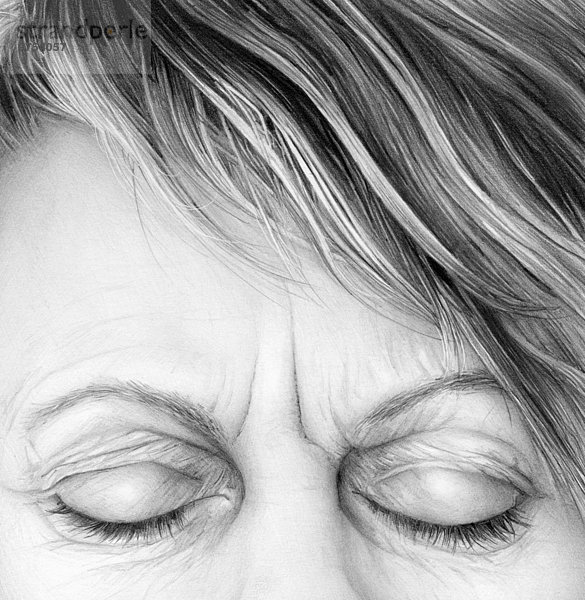 Nahaufnahme Bleistiftzeichnung einer verärgerten Frau mit geschlossenen Augen