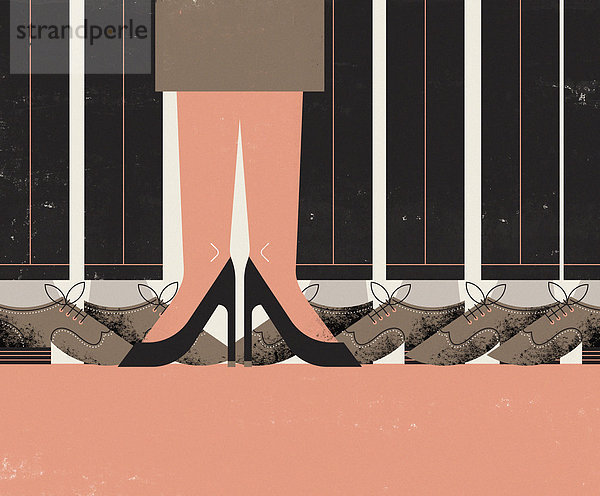 Beine und Füße einer Geschäftsfrau zwischen Geschäftsmännern