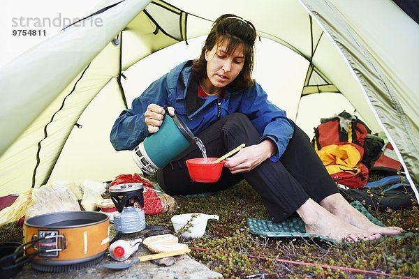 Frau Lebensmittel Vorbereitung Zelt