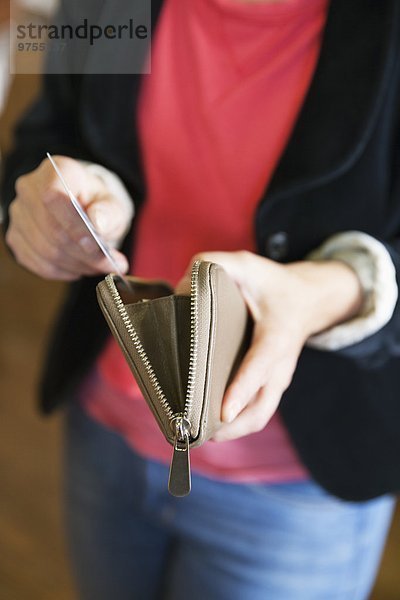 Frau halten Kredit Kreditkarte Karte